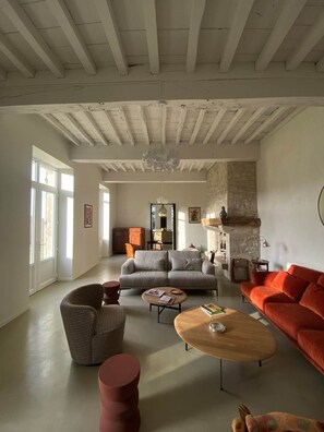 Télévision, cheminée, baby-foot, chaîne hi-fi