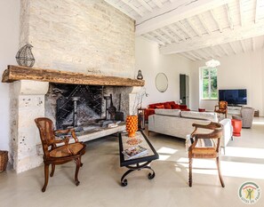 TV, fireplace, table football, stereo - LA Maison DE Ninette (Castelculier)