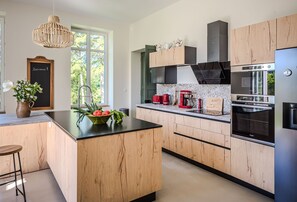 Een koelkast, een microgolfoven, een oven, een kookplaat