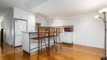 Geladeira, micro-ondas, fogão, cooktop