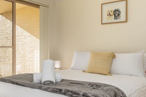 2 bedrooms, iron/ironing board, WiFi, bed sheets - Spacious 2BR APT Panoramic Views, Central Location (Narrabundah)
