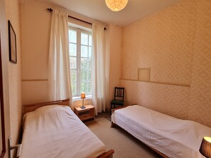 3 soverom, strykejern/-brett og sengetøy