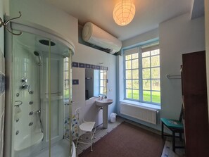 Douche, serviettes fournies, savon, shampoing
