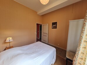 3 chambres, fer et planche Ă repasser, draps fournis