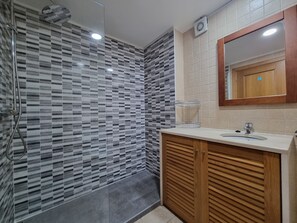 Shower, hair dryer, towels, toilet paper - Cabanas de Tavira, A Wonderful T2 With Seaview (Cabanas de Tavira)