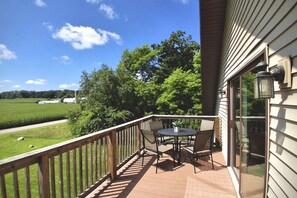 Outdoor dining - Countryside retreat with modern amenities, game room, & beautiful view (Oxford)