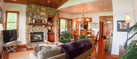 Télévision, cheminée, chaßne hi-fi