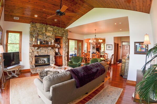 TV, fireplace, ping pong, stereo