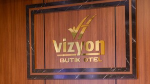 A reception desk with the 'Vizyon Boutique Hotel' logo and the word 'RESEPSIYON' on it. - Vizyon Life Pansiyon (Elazig)
