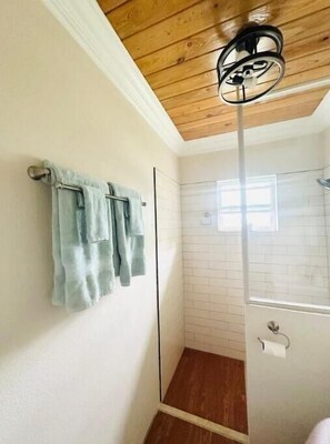 Shower, hair dryer, towels, soap - Sunrise Cottage (Savannah Sound)