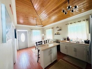 Interior - Sunrise Cottage (Savannah Sound)