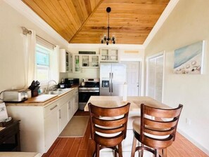 Fridge, microwave, oven, stovetop - Sunrise Cottage (Savannah Sound)