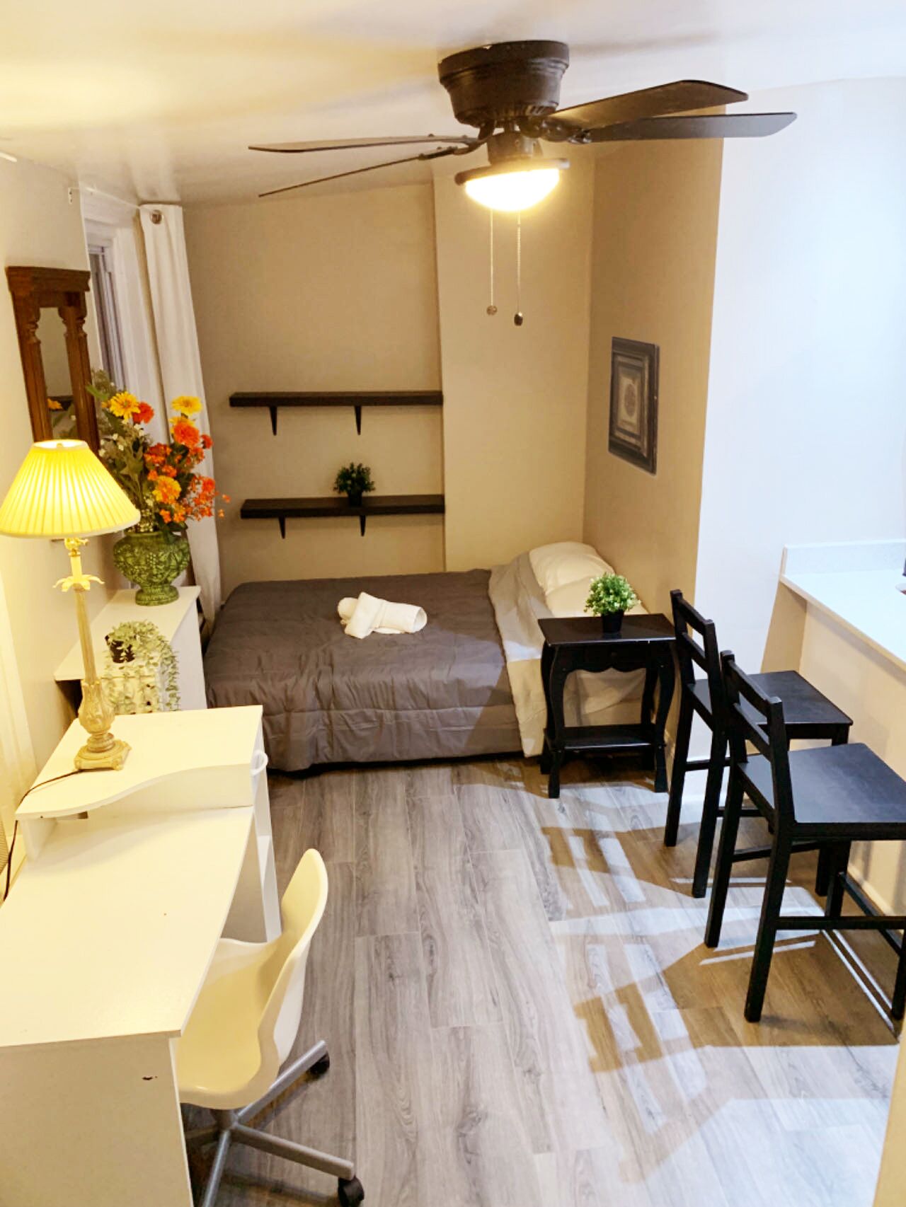 1 soverom, skrivebord, wi-fi (inkludert) og sengetøy