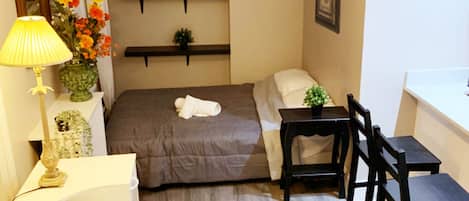 1 soverom, skrivebord, wi-fi (inkludert) og sengetøy