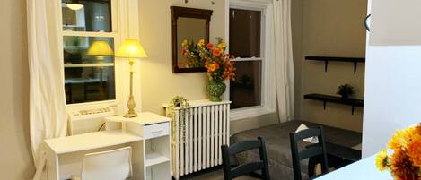 1 habitación, escritorio, wifi gratis y ropa de cama