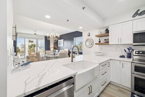 Refrigerador, microondas, horno, placa de cocina