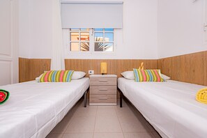 2 makuuhuonetta, tallelokero huoneessa, silitysrauta/-lauta