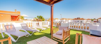Casa Mimosa - Amazing Roof Terrace, within 5 minutes of all local amenities 