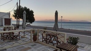Outdoor dining - One-bedroom Apartment with Sea View Mermaid (Kithira)