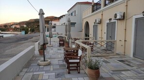 Outdoor dining - One-bedroom Apartment with Sea View Mermaid (Kithira)
