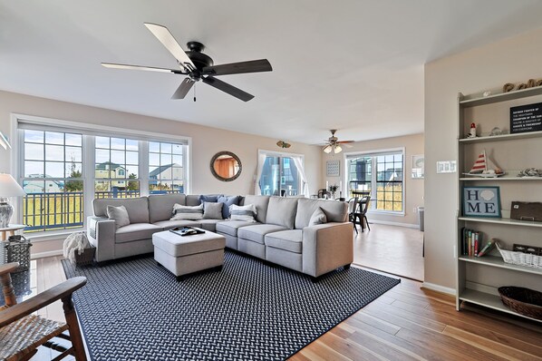 Smart TV, fireplace, books, computer monitors