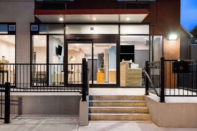 Days Inn By Wyndham Staten Island