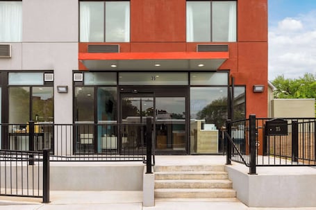 Exterior. Days Inn By Wyndham Staten Island