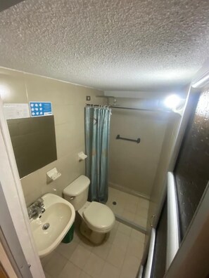 Habitación Business individual | Baño | Toallas