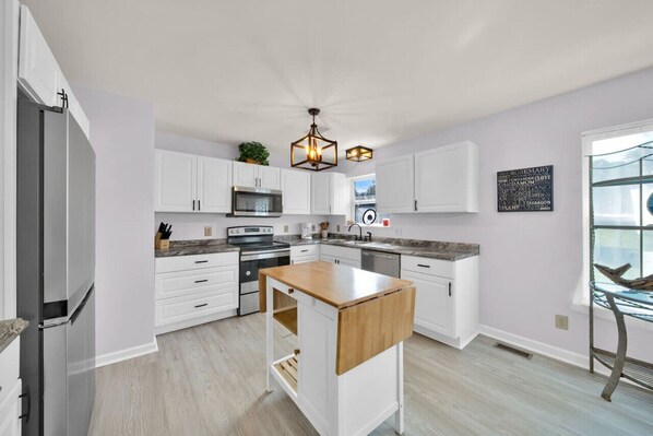 Jääkaappi, mikroaaltouuni, uuni, liesi