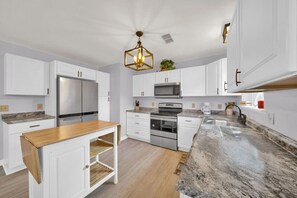 Fridge, microwave, oven, stovetop - Walk to bar, shop, and DT (Port Sanilac)