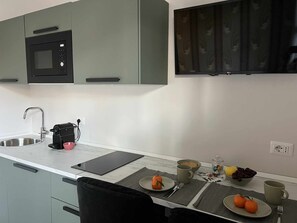 Geladeira, micro-ondas, talheres/pratos/utensílios de cozinha