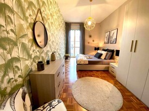 2 bedrooms, desk, iron/ironing board, free WiFi - Urban Jungle apt - Self Check-in, Metro, Train (Torino)