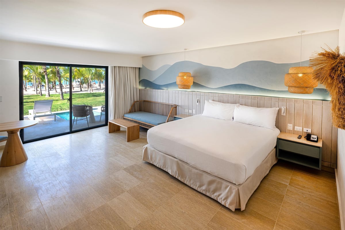 Room, 1 King Bed, Non Smoking (Splash) | Minibar, individually decorated, individually furnished