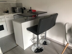 Fridge, microwave, oven, stovetop - Charmant Deux Pièces Dans un Immeuble Sécurisé à Deux pas de la Plage (Villers sur Mer)