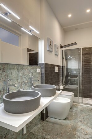 Dusche, Haartrockner, Bidet, Handtücher