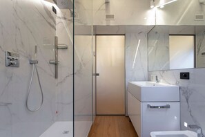 Shower, jetted tub, eco-friendly toiletries, hair dryer - Roof Garden Cavour - Design and comfort/Parking (Como)