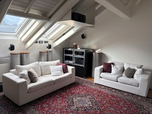 Smart-tv, een computerscherm en een printer