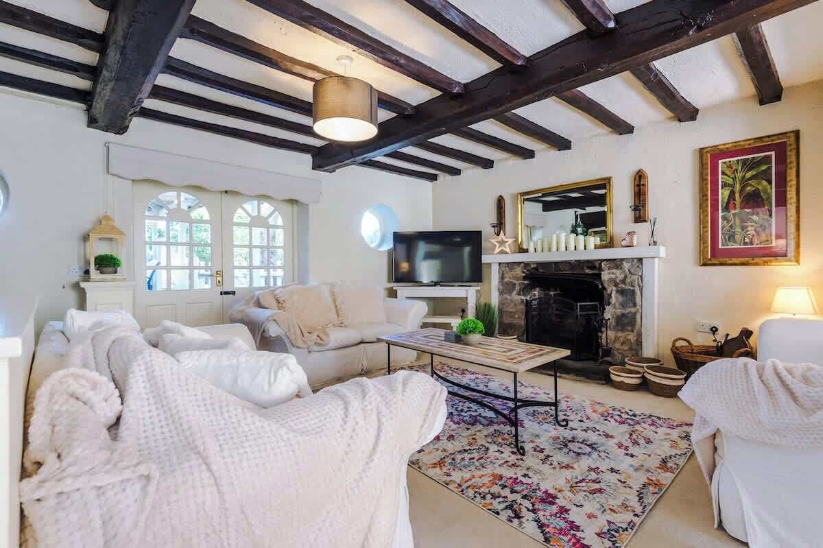 Télévision, cheminée