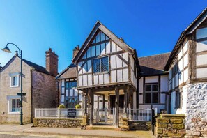 Exterior - Spacious 5BR Home w/Game Room (Denbighshire)