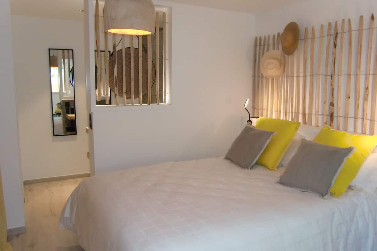 1 bedroom, in-room safe, blackout curtains, soundproofing