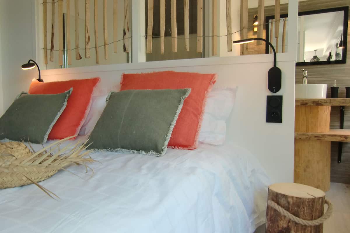1 bedroom, in-room safe, blackout curtains, soundproofing