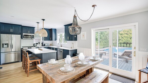 Microondas, horno, placa de cocina y cafetera o tetera