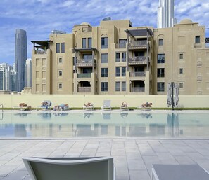 Pool - Spacious 3.5 Bedroom Apartment in Burj Royale (Dubai)