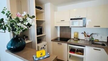 Refrigerador, microondas, horno y cafetera y tetera