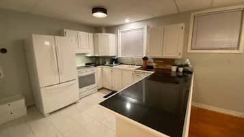 Een koelkast, een microgolfoven, een oven, een kookplaat