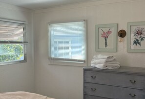 1 bedroom, WiFi, bed sheets - Tranquil and charming mobile home, single wide, newly remodeled - Coastal Decor (Calimesa)