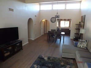 Een smart-tv, een dvd-speler, boeken en een filmbibliotheek