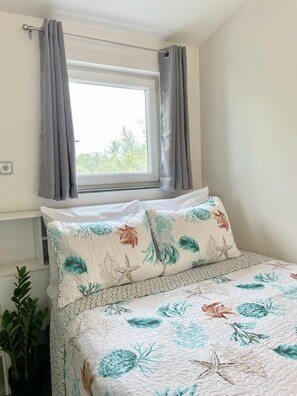 1 bedroom, desk, WiFi