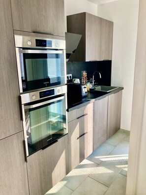 冷蔵庫、電子レンジ、オーブン、食器洗い機