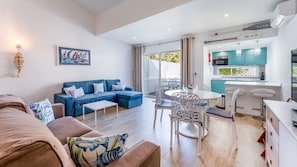 TV - Relaxing Beach House in Alfamar by LovelyStay (Olhos de Água)